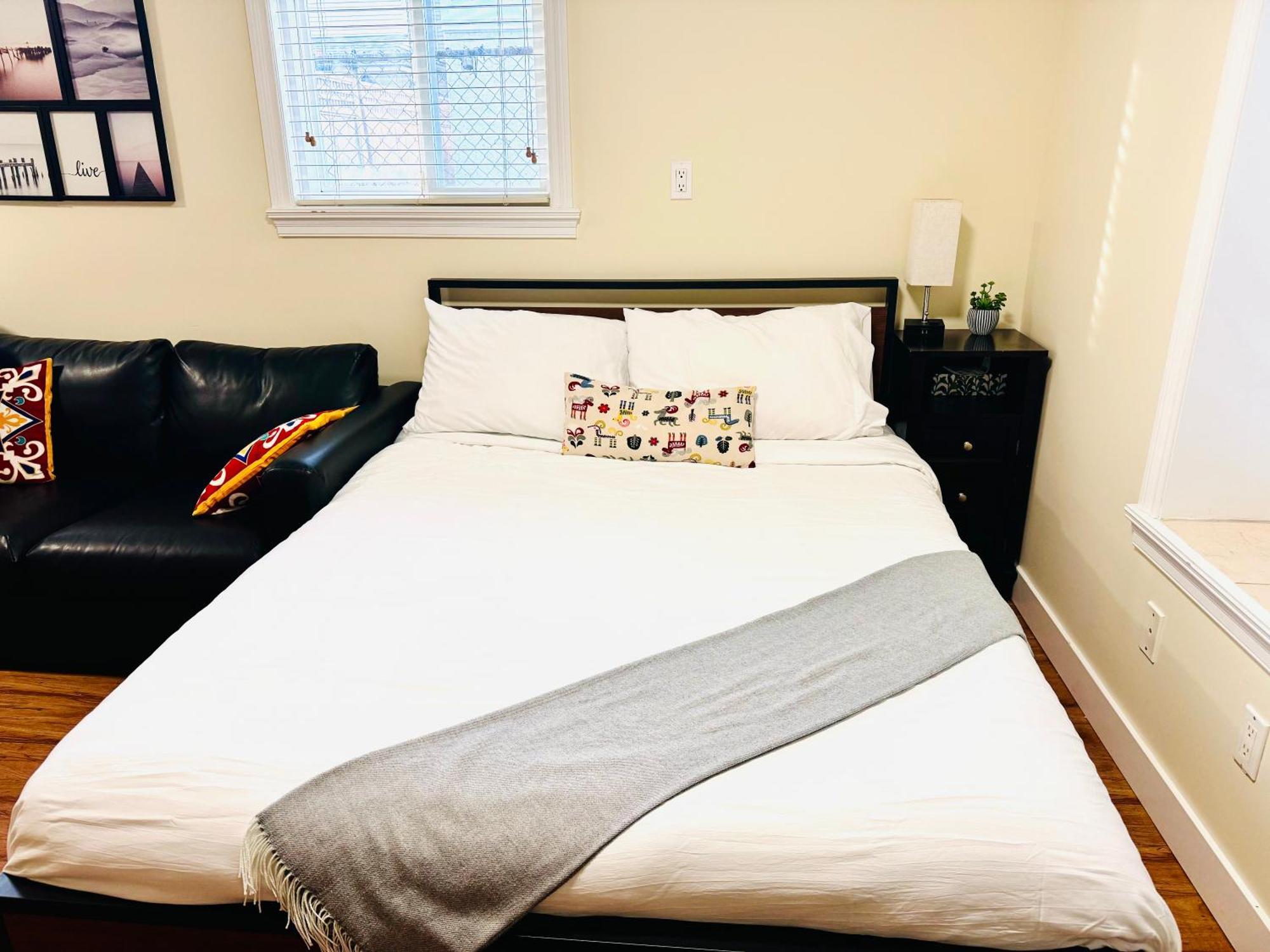 Cozy 2 Beds Spacious Rooms,Close To Transit バンクーバー エクステリア 写真